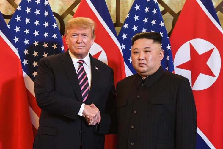 Trump lució sonriente al saludar a Kim (Saul LOEB/AFP)