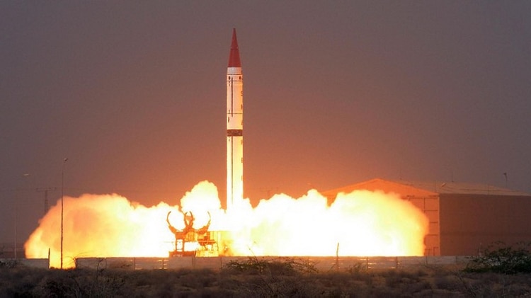 El lanzamiento de un misil Shaheen III, parte del arsenal de Pakistán (AFP)