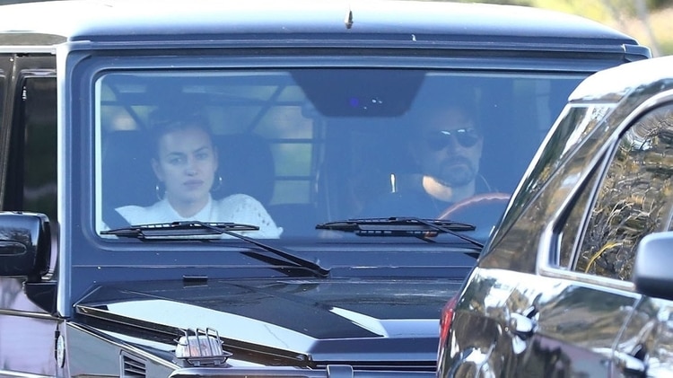 Bradley Cooper e Irina Shayk molestos con la presencia de la prensa (Grosby)