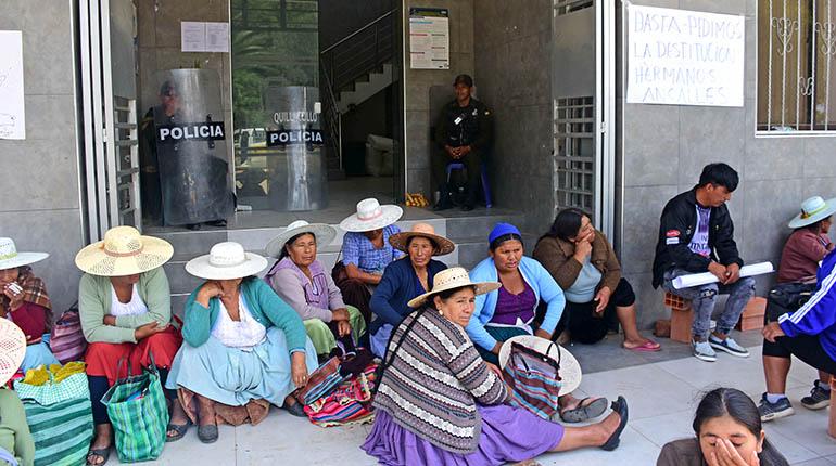 Vecinas de Sipe Sipe en vigilia en el Concejo Municipal de Vinto, ayer. | Daniel James