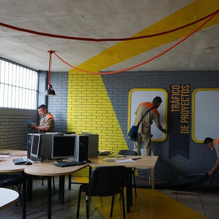 Los mimos internos que trabajarán en la agencia adecuaron el espacio en el que funcionara, al interior de la cárcel La Modelo. (Fotos Fundación Acción Interna)