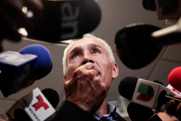 Jorge Ramos presentador de la cadena de televisión Univision, habla con los periodistas sobre su experiencia en Venezuela (REUTERS / Maria Alejandra Cardona)