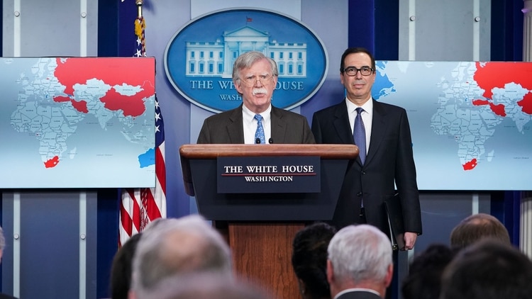 El asesor de Seguridad Nacional de la Casa Blanca, John Bolton, y Steven Mnuchin, secretario del Tesoro anunciaron semanas atrás sanciones contra el régimen de Maduro (AFP)