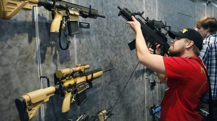 Pese a los tiroteos, las ferias de armas con ventas de fusiles continúan siendo habituales en EEUU