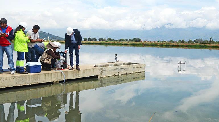 Técnicos y la empresa 2RF Groupe purifican el agua de Albarrancho. | Carlos López