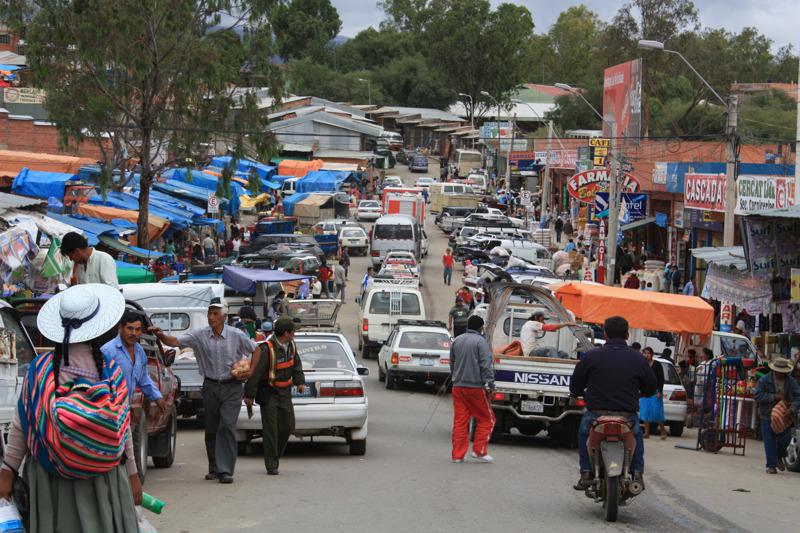 Falso policÃa roba 4.700 dólares a una persona en el mercado Campesino de Tarija