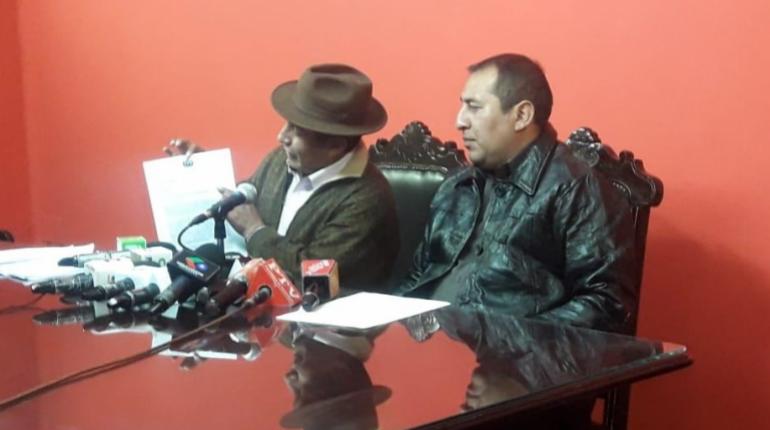 Los diputados Wilson Santamaría y Rafael Quispe en conferencia de prensa. | Abya Yala