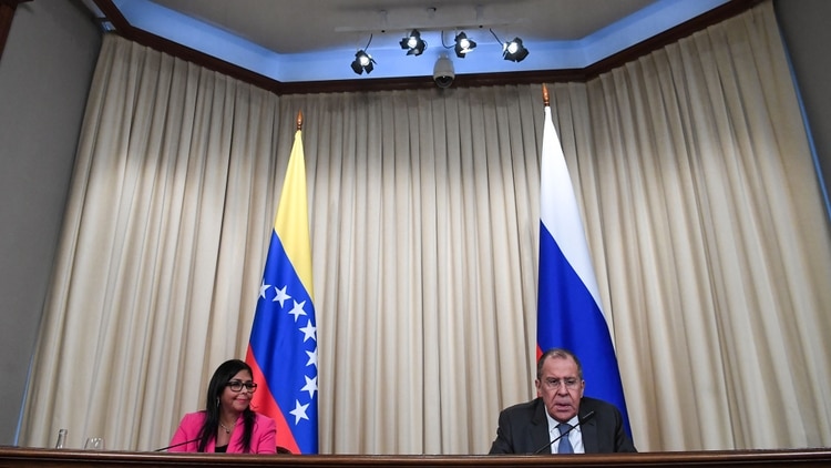 Delcy Rodríguez y Serguéi Lavrov en conferencia de prensa (Photo by Kirill KUDRYAVTSEV / AFP)