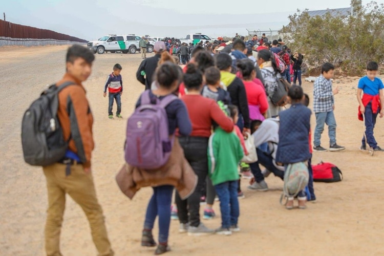 Decenas de niños se encontraban entre el grupo de inmigrantes. (Foto: Twitter, CBP Arizona)