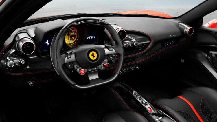 Ferrari decidió también instalar volantes de tamaño reducido, para acrecentar la sensación de deportividad y asegurando una mayor maniobrabilidad