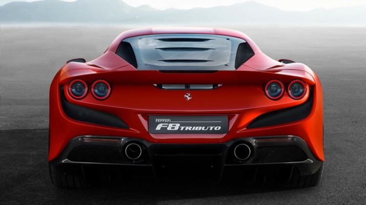 Los diseñadores explicaron que la nueva luneta trasera realza el compartimento motor, “reinterpretando en clave moderna el elemento de diseño más distintivo del Ferrari V8 más famoso: el F40”