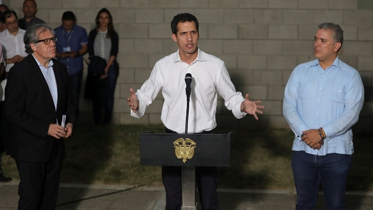 Juan Guaidó salió de Venezuela el pasado 23 de febrero para estar en Cúcuta, Colombia, y supervisar la entrega de ayuda humanitaria a su país. Fue recibido por el presidente Iván Duque y el secretario general de la OEA, Luis Almagro (REUTERS/Luisa Gonzalez)