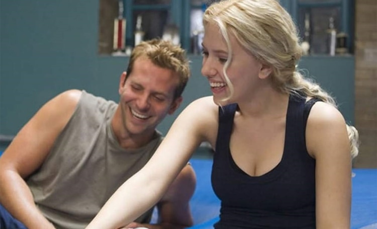 Bradley Cooper y Scarlett Johansson en “Simplemente no te quiere”