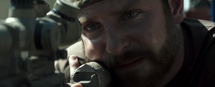 Bradley Cooper en una escena de “American Sniper” bajo las órdenes de Clint Eastwood