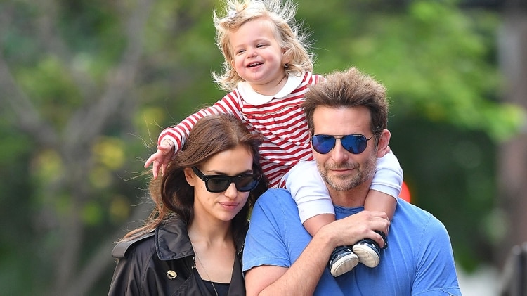 Bradley Cooper con su hija Lea de Seine y su esposa, Irina Shayk (The Grosby Group)