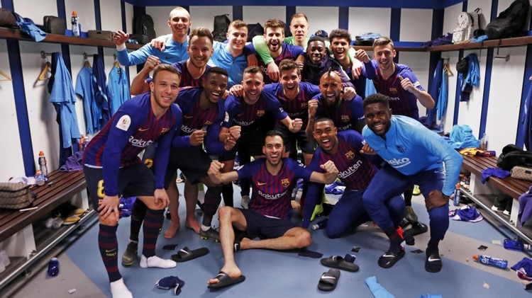 (@FCBarcelona_es) La foto que se publicó tras la victoria por Copa del Rey