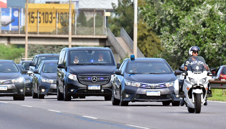 La comitiva que llevó a Mauricio Macri al funerla de su padre. Foto: Marcelo Carroll.