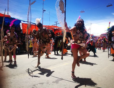 El Conjunto Folklórico Tobas Zona Zur alegra el Carnaval de Oruro en la avenida 6 de Agosto.Foto: Marco Fernández