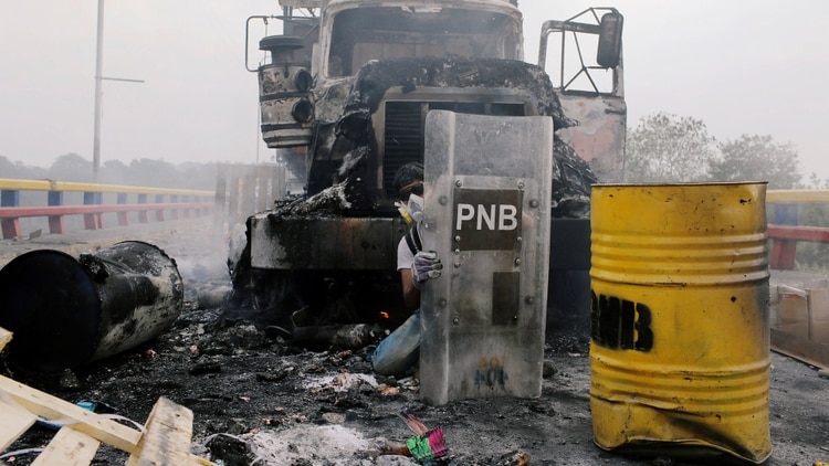 El régimen de Maduro quemó dos camiones con ayuda humanitaria (REUTERS/Marco Bello)