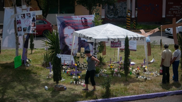 Cruces y pancartas para exigir justicia y castigo a los responsables por varios asesinatos de mujeres en Ecatepec (Foto: DIEGO SIMÓN SÁNCHEZ /CUARTOSCURO.COM)