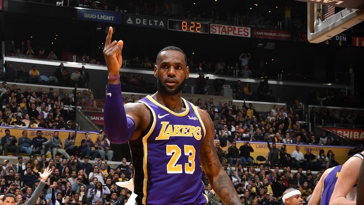 LeBron James superó a Michael Jordan en la tabla de anotadores de la NBA (AFP)