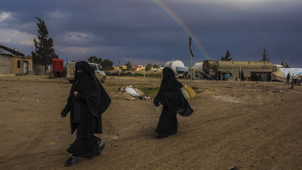 Foto: Dos de las esposas del ISIS, en el campo de desplazados de Al Hawl, en la provincia siria de Hasaka. (J. M. LÃ³pez)