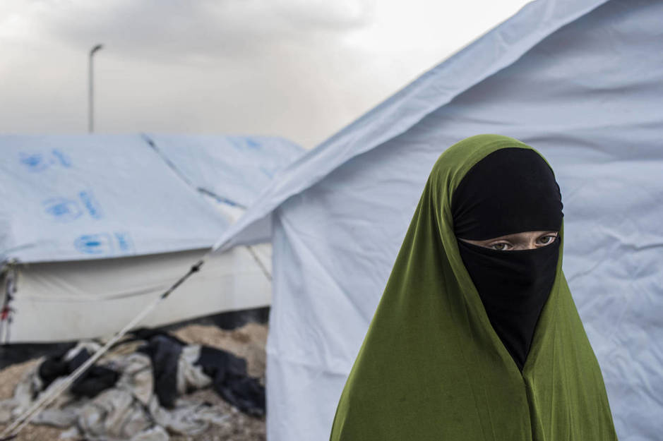 Lisa Andersson, de 29 aÃ±os de edad, permanece al lado de su tienda en el campo de desplazados internos de Al Hawl. (J. M. LÃ³pez)