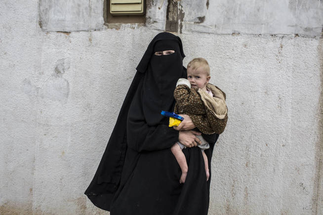 Leonora Lemke sostiene en brazos a su hija Habiba, de 16 meses. (J. M. LÃ³pez)