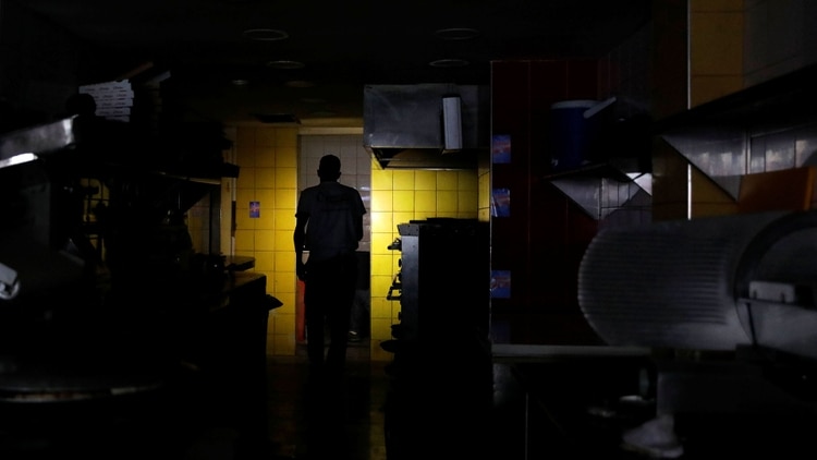 Más de la mitad del país se quedó sin suministro eléctrico (Reuters)