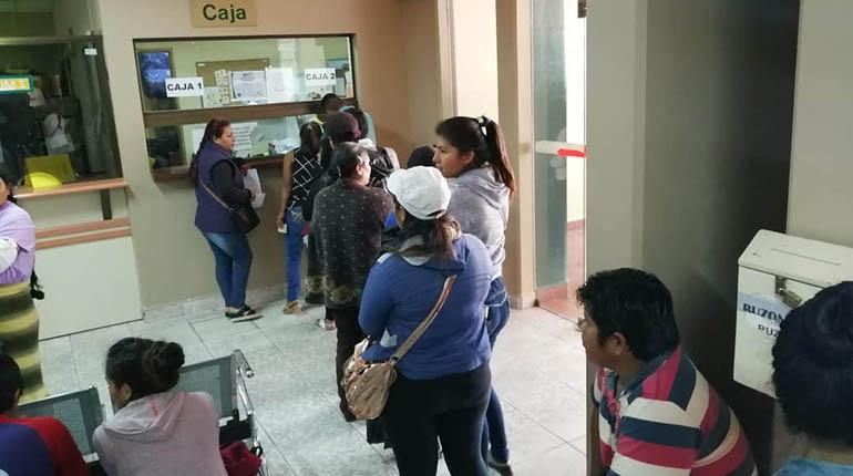 Pacientes hacen fila en la caja del Viedma para pagar por atención médica, ayer. | Nelson Peredo
