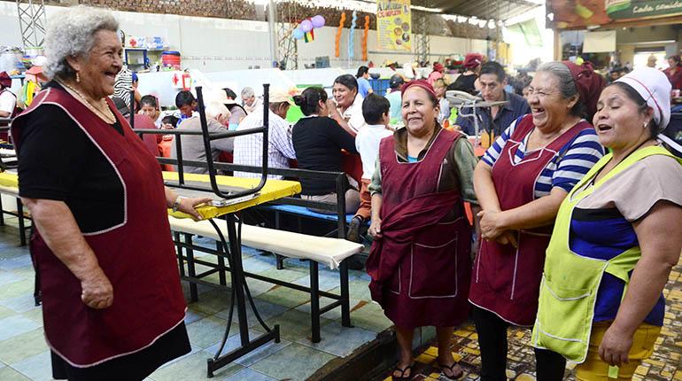 Margarita Meneses en su puesto de comida junto a sus compañeras de trabajo, en el mercado 25 de Mayo. | José Rocha