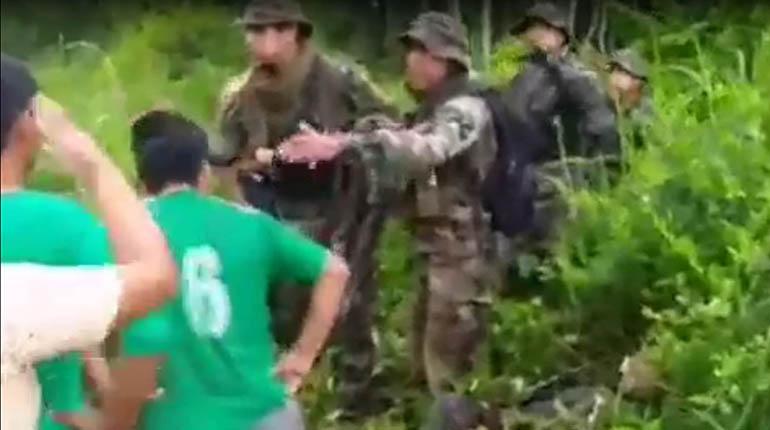 Efectivos de Umopar rodeados de comunarios, el pasado sábado en San Rafael. | LOS TIEMPOS