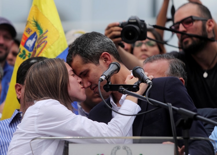 Juan Guaido y su esposa Fabiana Rosales durante un acto en Caracas tras el regreso del presidente interino de una gira en el exterior (REUTERS/Ivan Alvarado)