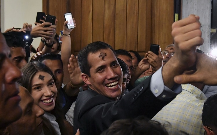 Guadió y Roales al salir de la celebración del miércoles de cenizas en la basílica de “San Pedro Apostol” de Caracas  (YURI CORTEZ / AFP)