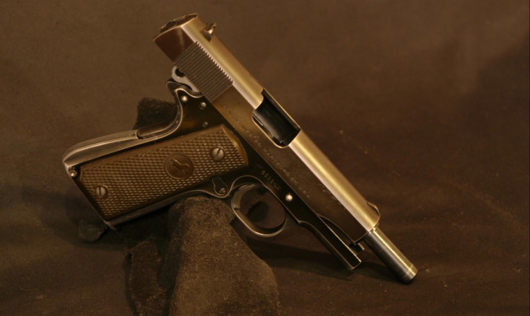 La .38 Super (en este caso, una Colt) es un arma favorita de los capos narco. (Wikipedia)