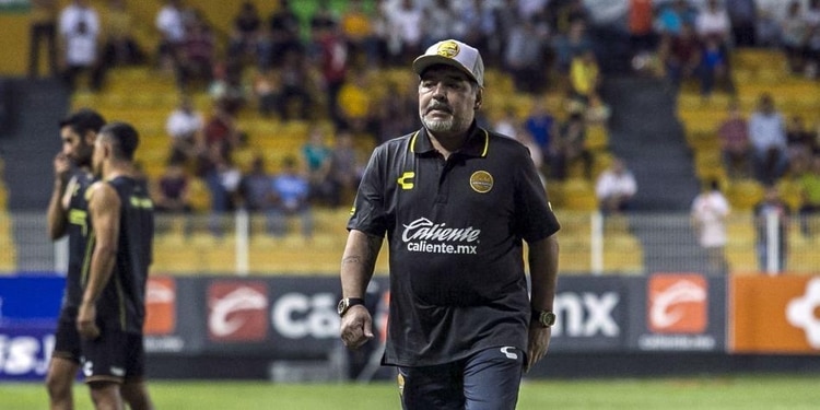 Diego Maradona dirigiendo a Dorados de Sinaloa (Crédito: AFP)