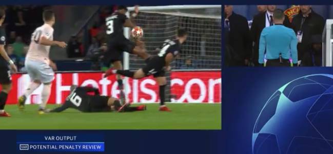La mano de Kimpembe que el árbitro señaló como penalti a favor del Manchester United en su partido contra el PSG.
