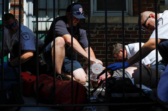 IntervenciÃ³n del equipo mÃ©dico ante una sobredosis en Boston. (Reuters)