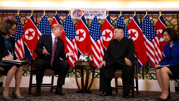Donald Trump junto a Kim Jong-un en Hanoi (AP Photo/ Evan Vucci)