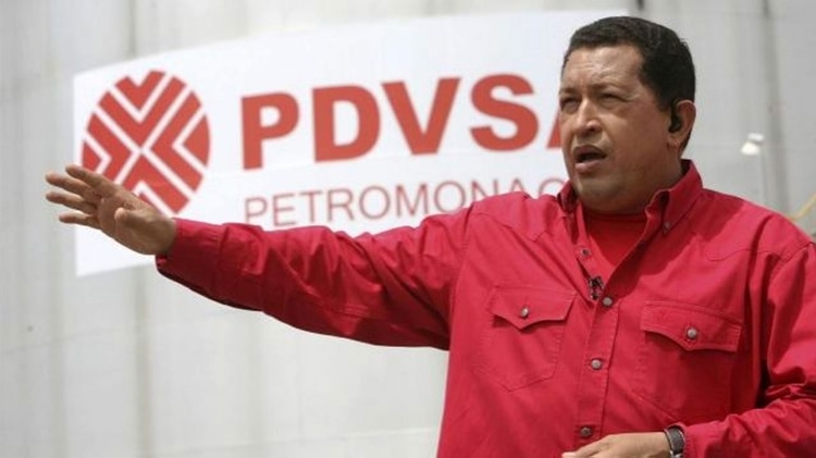 El fallecido presidente de Venezuela Hugo Chávez, en una planta de PDVSA