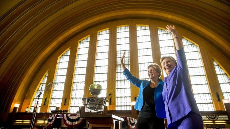 Elizabeth Warren junto a Hillary Clinton (Foto: AP)