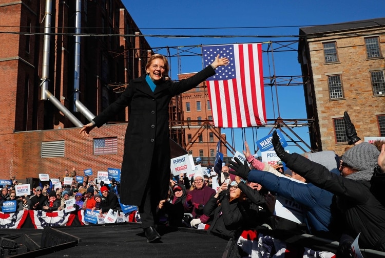 La precandidata demócrata a disputarle la presidencia a Donald Trump en 2020, la senadora Elizabeth Warren, saluda en un acto de campaña en Lawrence, Massachusetts, en febrero pasado (Foto: REUTERS/Brian Snyder)