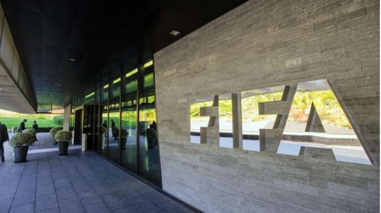 Logo de FIFA en un pasillo.| Imagen referencial | Agencias