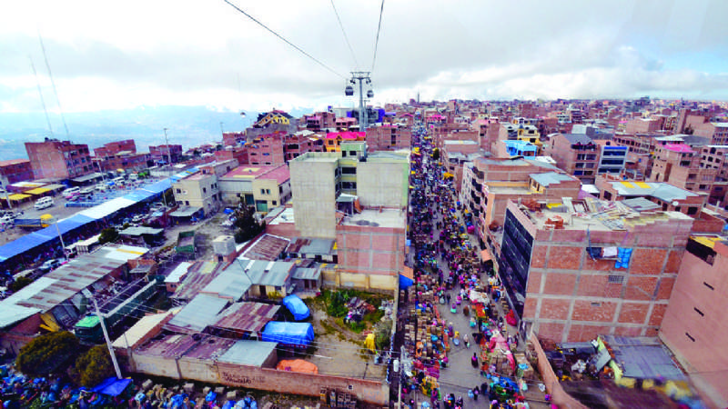 La línea Plateada muestra el caos y el desarrollo de El Alto