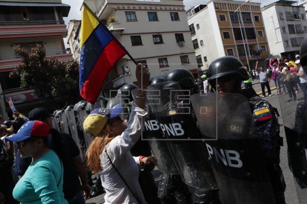 Simpatizantes del líder del Parlamento, Juan Guaidó, se manifiestan este sábado cerca de la avenida Victoria, en Caracas (Venezuela). La Policía Nacional Bolivaria (PNB) impidió la circulación de la concentración opositora con gases lacrimógenos. EFE