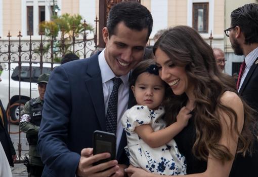 Guaidó se hace una foto con su móvil junto a su esposa Fabiana y su hija Miranda
