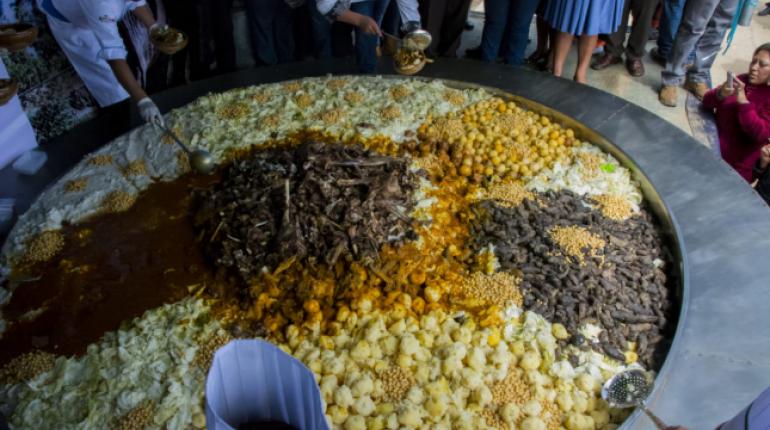 La preparación del puchero. | Alcaldía Sacaba