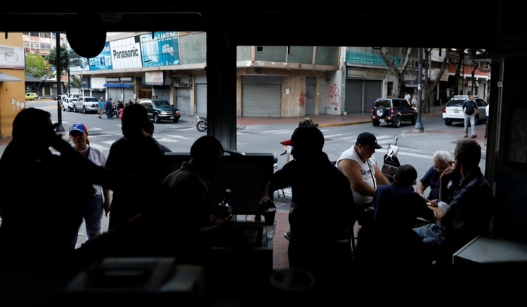 Venezolanos en un comercio sin luz (REUTERS/Carlos Jasso)