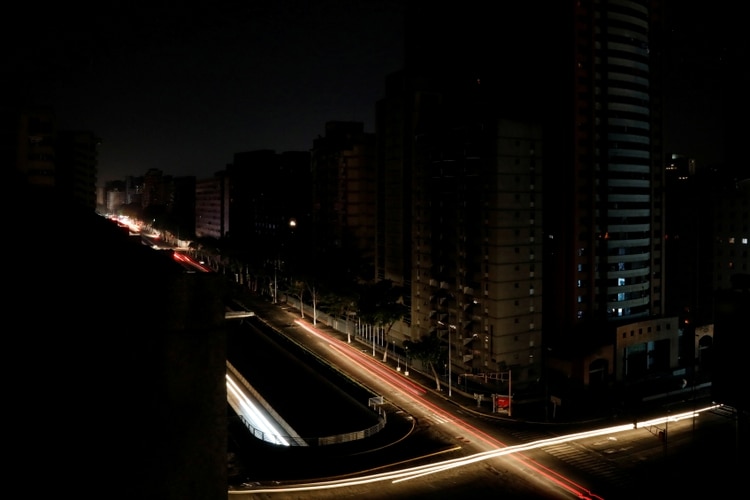 Las luces de los autos, las únicas de la ciudad (REUTERS/Carlos Jasso)