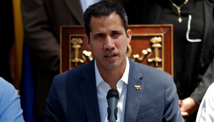 Juan Guaidó se manifestó afuera de la Asamblea Nacional (REUTERS/Carlos Garcia Rawlins)